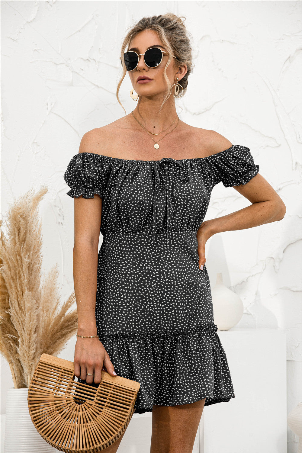 Minivestido con volantes y hombros descubiertos 