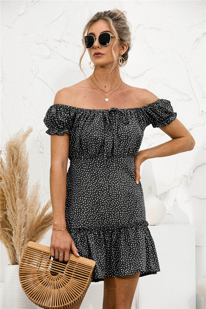Minivestido con volantes y hombros descubiertos 