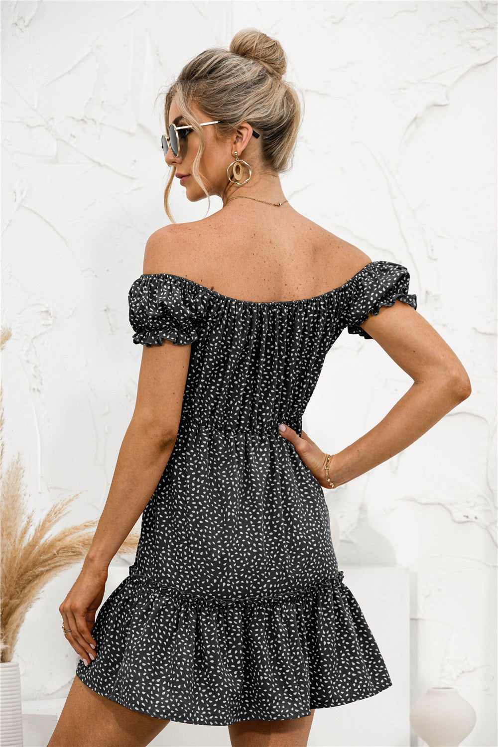 Minivestido con volantes y hombros descubiertos 