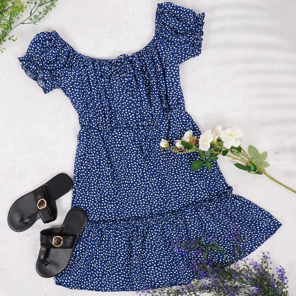 Minivestido con volantes y hombros descubiertos 