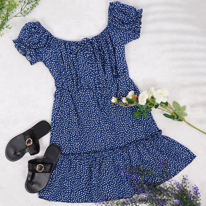 Minivestido con volantes y hombros descubiertos 