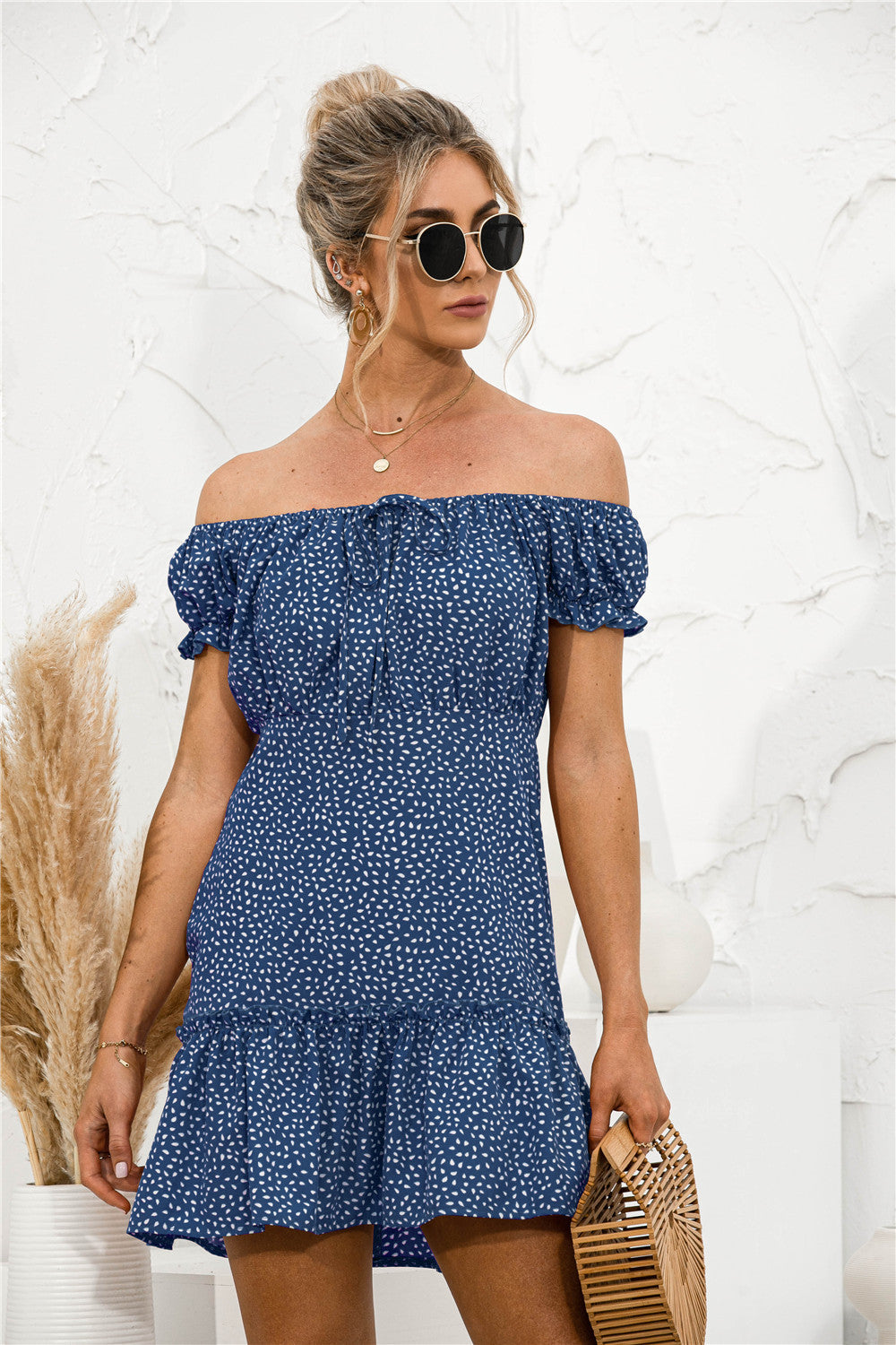 Minivestido con volantes y hombros descubiertos 