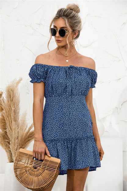 Minivestido con volantes y hombros descubiertos 