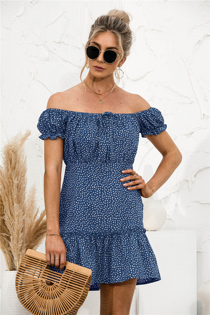 Minivestido con volantes y hombros descubiertos 