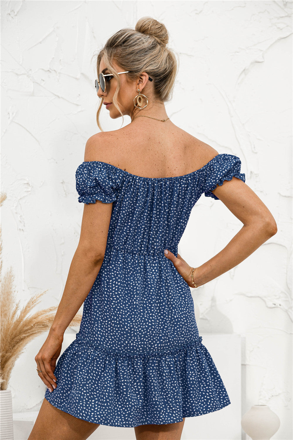 Minivestido con volantes y hombros descubiertos 