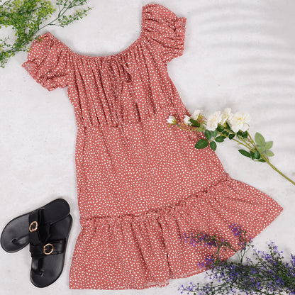 Minivestido con volantes y hombros descubiertos 