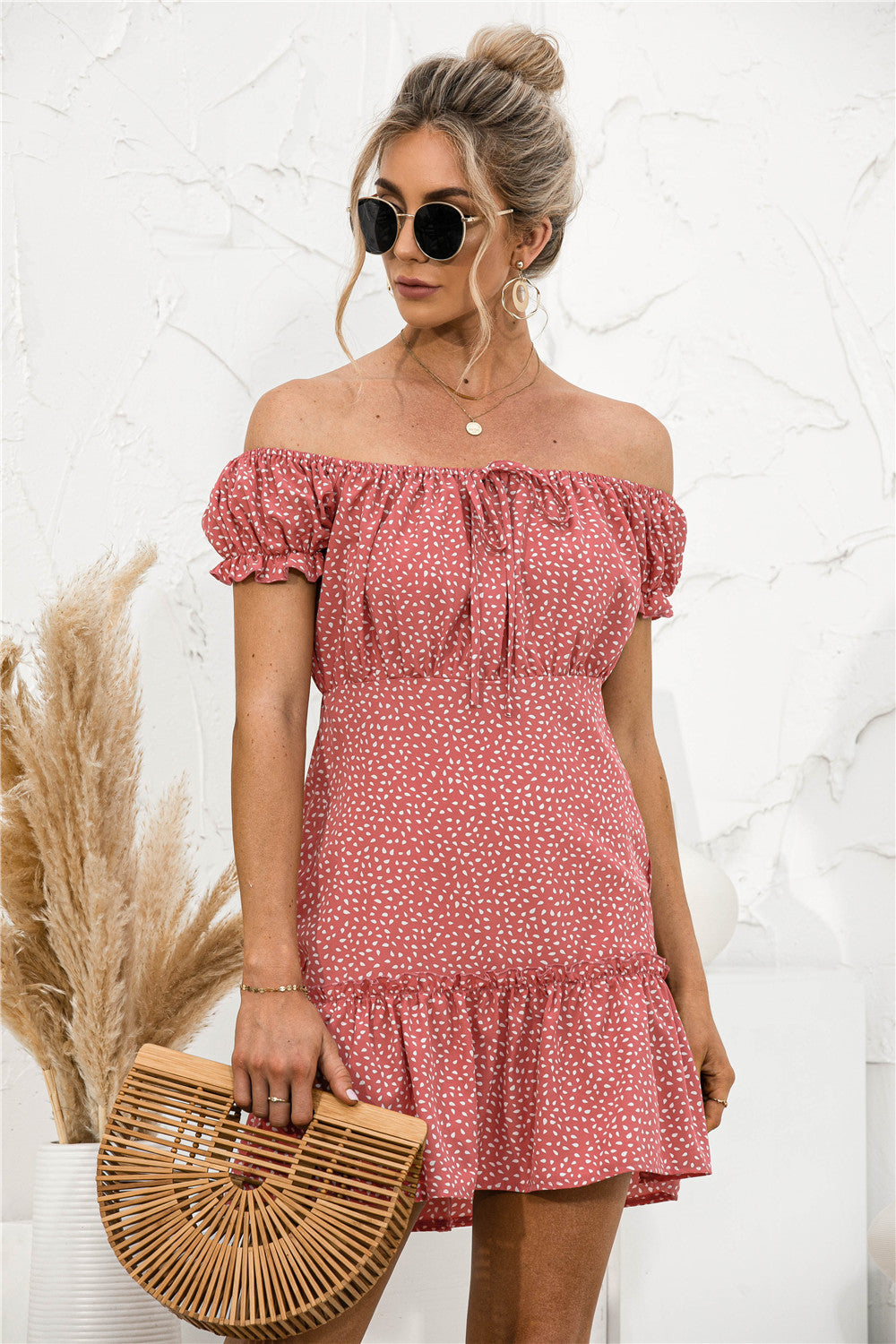 Minivestido con volantes y hombros descubiertos 