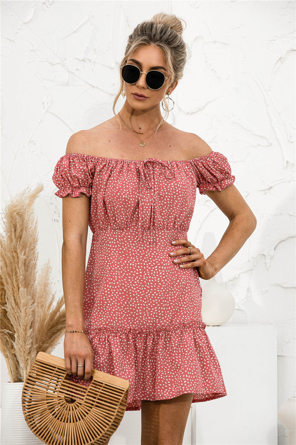 Minivestido con volantes y hombros descubiertos 