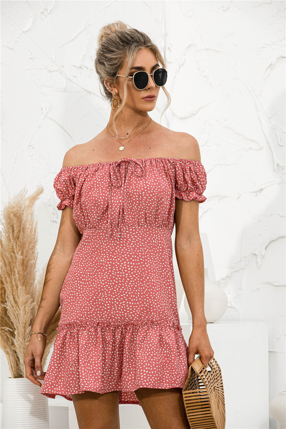 Minivestido con volantes y hombros descubiertos 