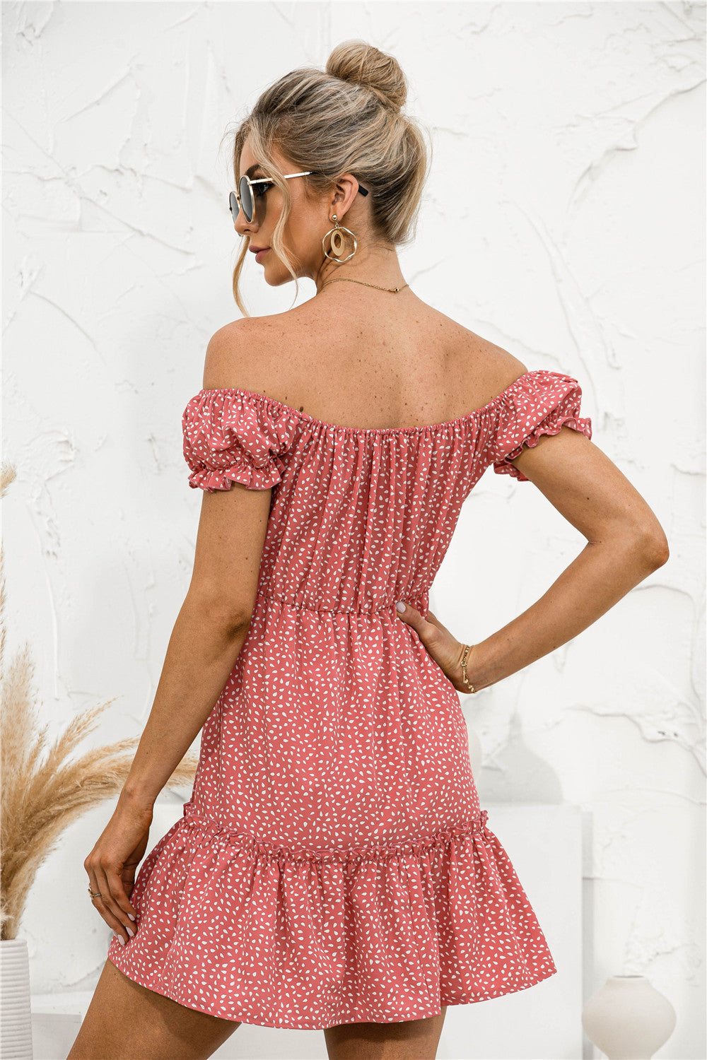 Minivestido con volantes y hombros descubiertos 