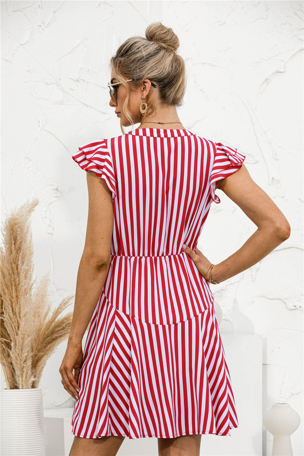 Vestido mini túnica con volantes y rayas