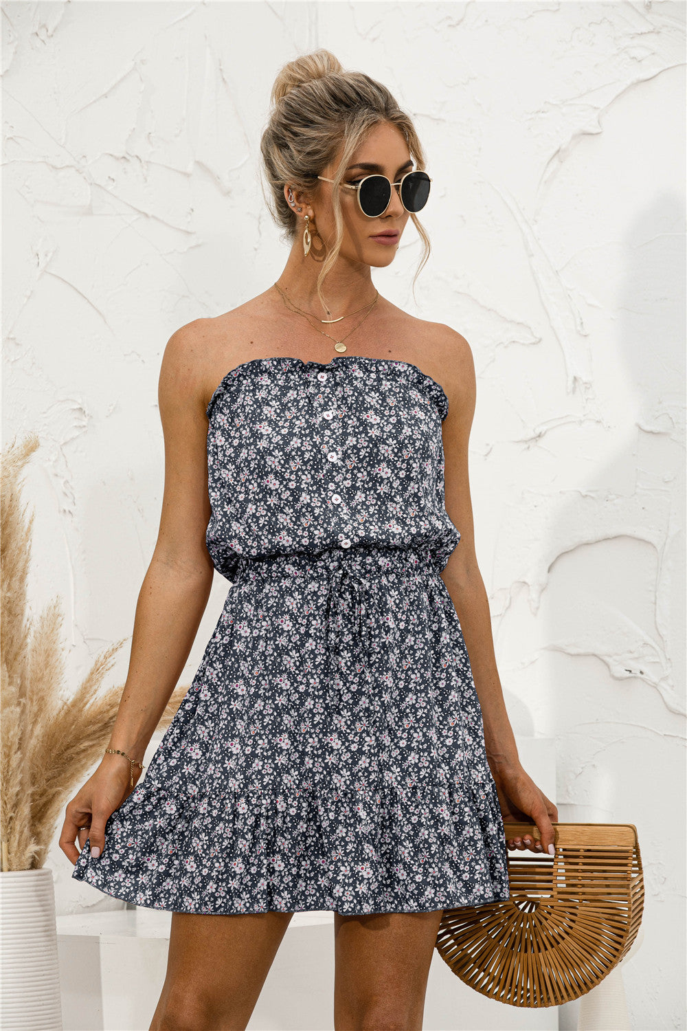 Vestido mini sin tirantes con botones y estampado floral de margaritas