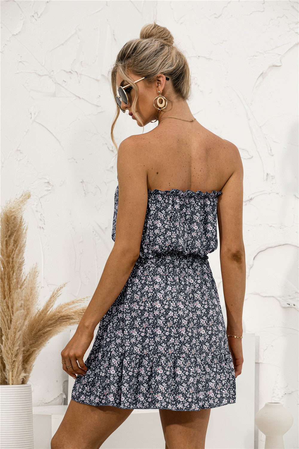 Vestido mini sin tirantes con botones y estampado floral de margaritas