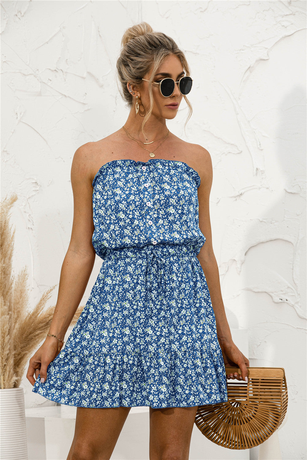 Vestido mini sin tirantes con botones y estampado floral de margaritas