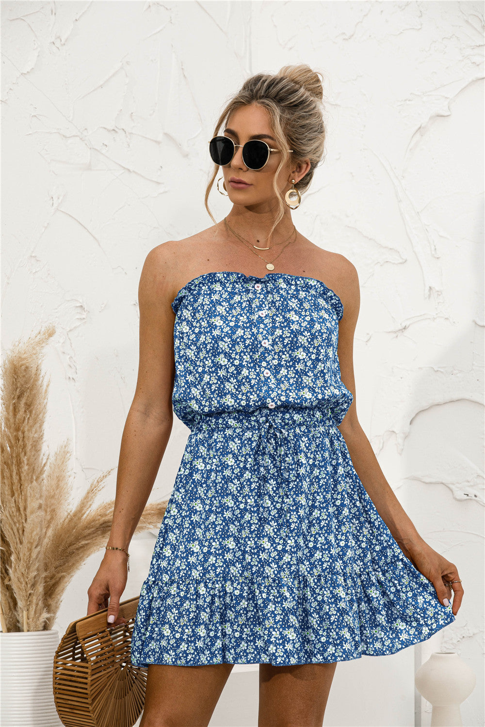 Vestido mini sin tirantes con botones y estampado floral de margaritas