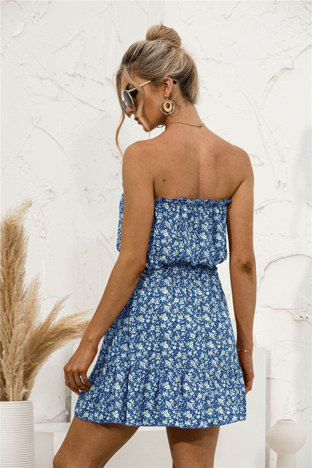 Vestido mini sin tirantes con botones y estampado floral de margaritas