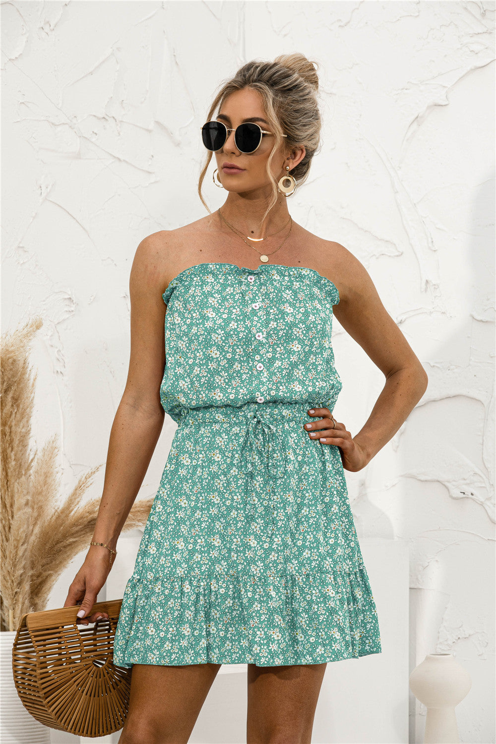 Vestido mini sin tirantes con botones y estampado floral de margaritas