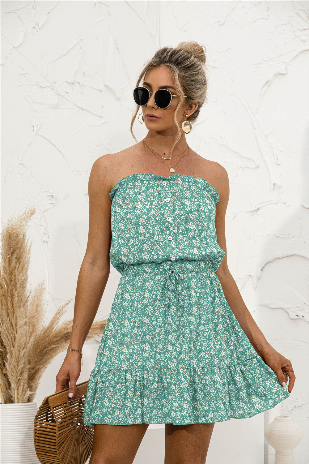 Vestido mini sin tirantes con botones y estampado floral de margaritas