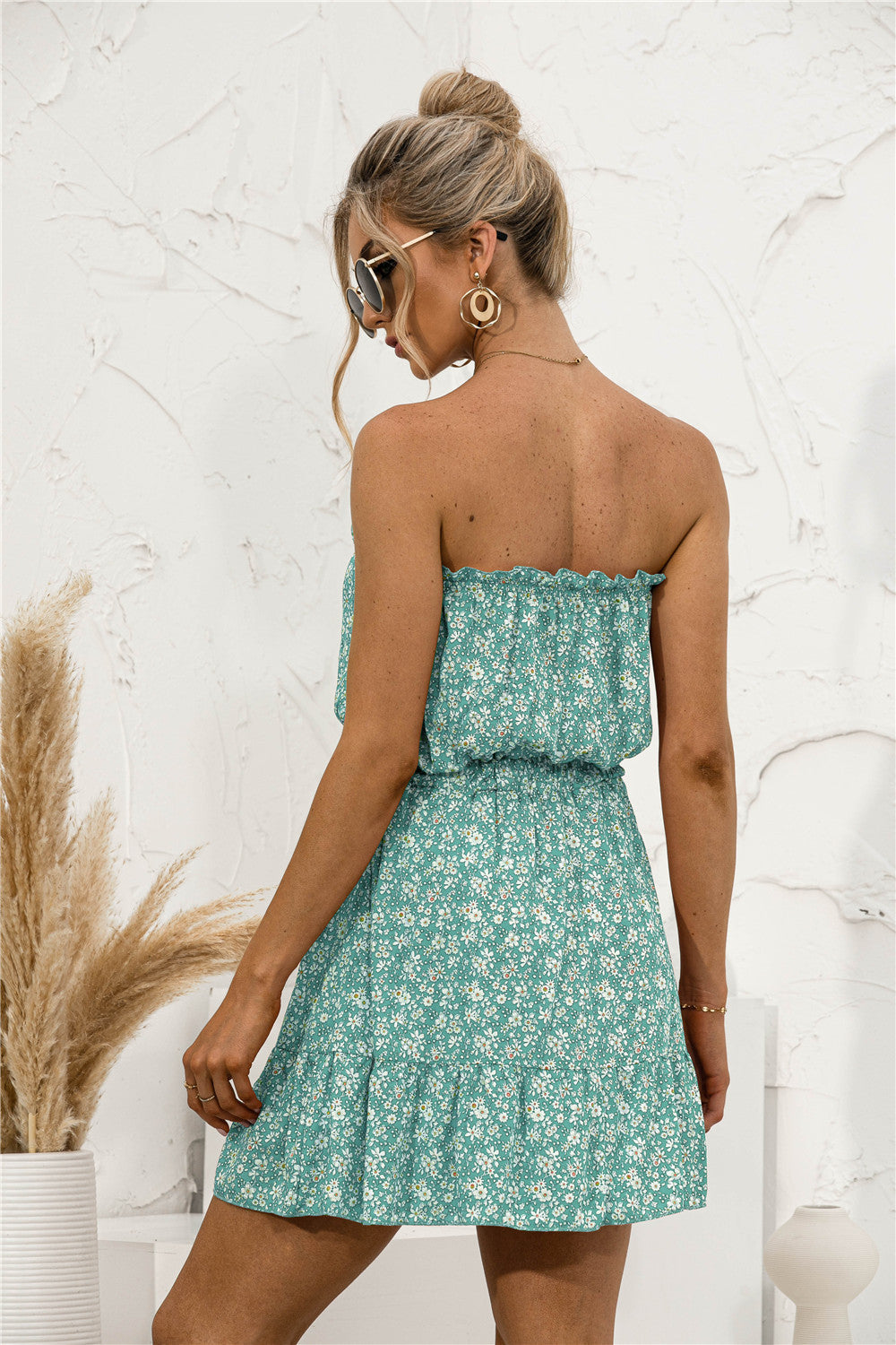 Vestido mini sin tirantes con botones y estampado floral de margaritas