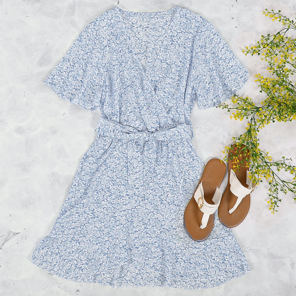 Vestido corto cruzado con escote en V y estampado floral 
