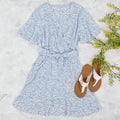 Vestido corto cruzado con escote en V y estampado floral 
