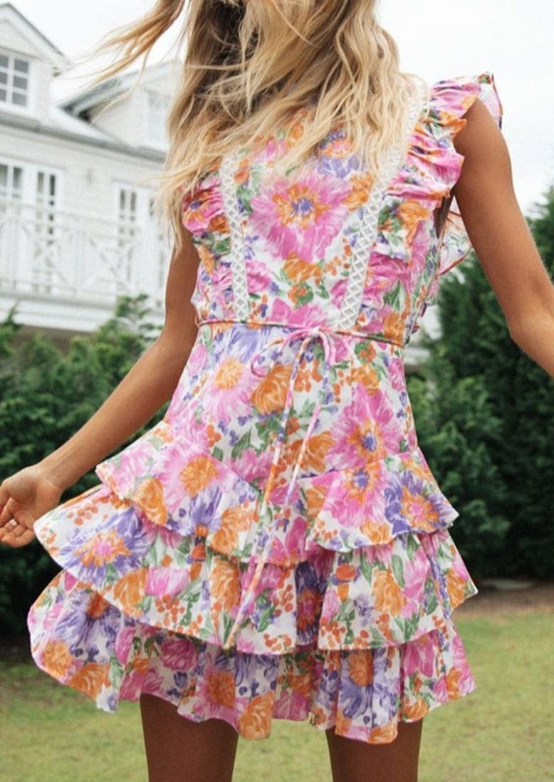 Vestido con volantes en capas y espalda abierta