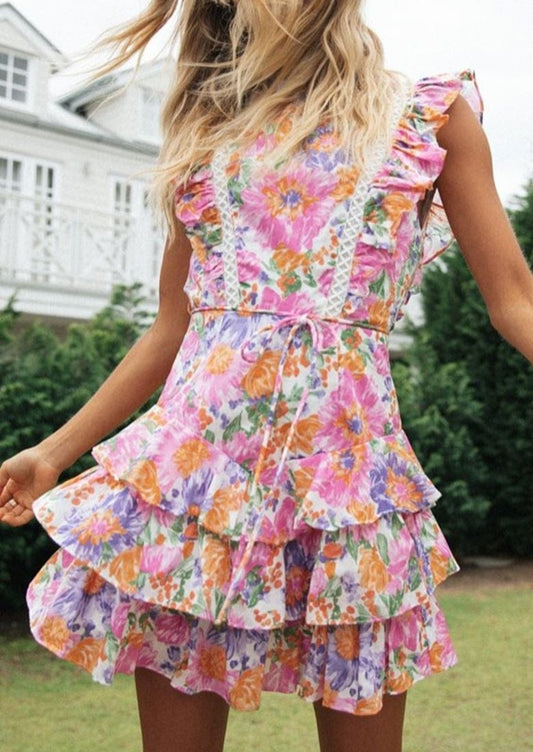 Vestido con volantes en capas y espalda abierta