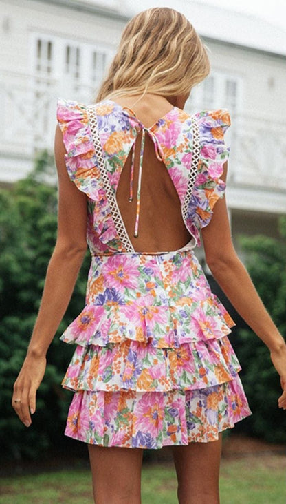 Vestido con volantes en capas y espalda abierta