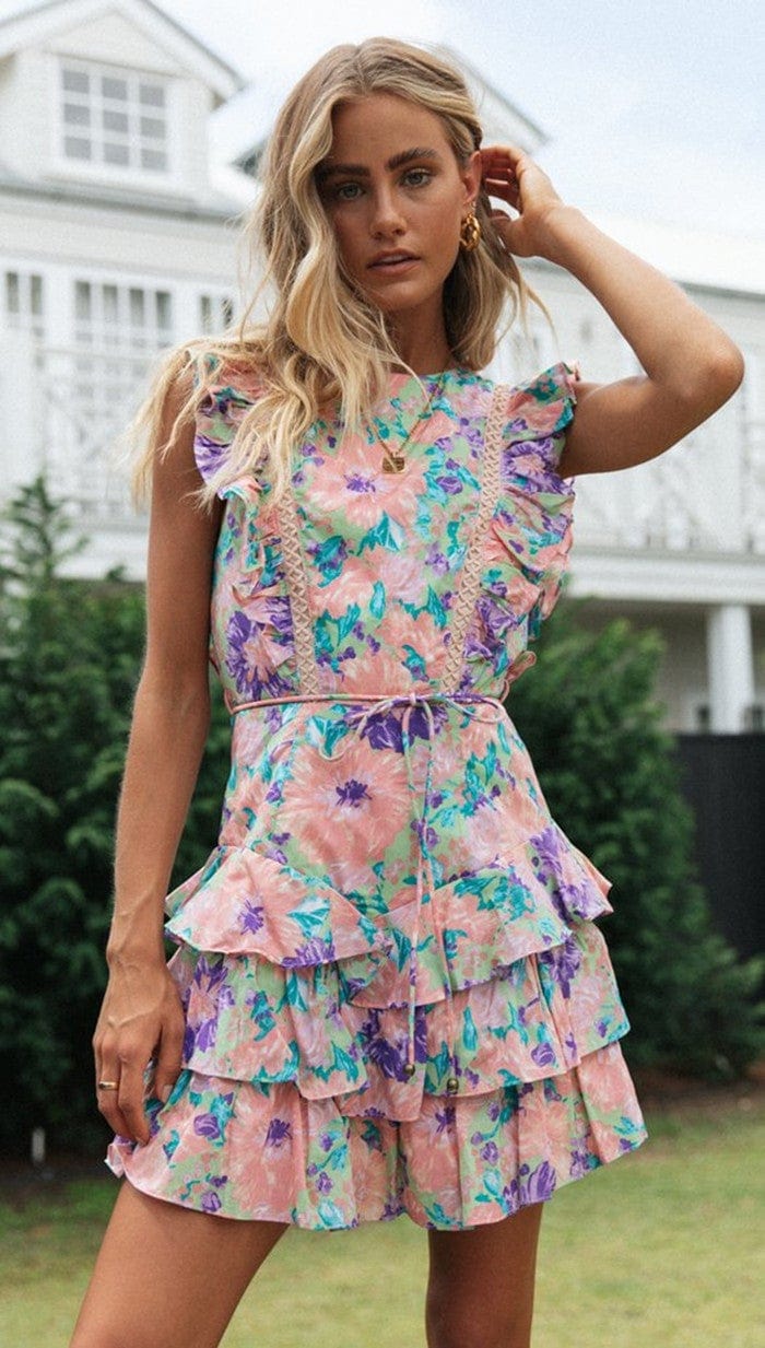 Vestido con volantes en capas y espalda abierta