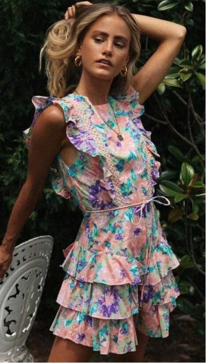 Vestido con volantes en capas y espalda abierta