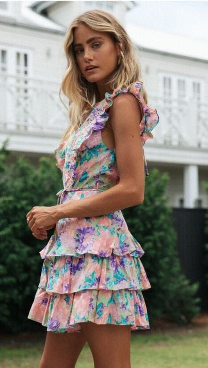 Vestido con volantes en capas y espalda abierta