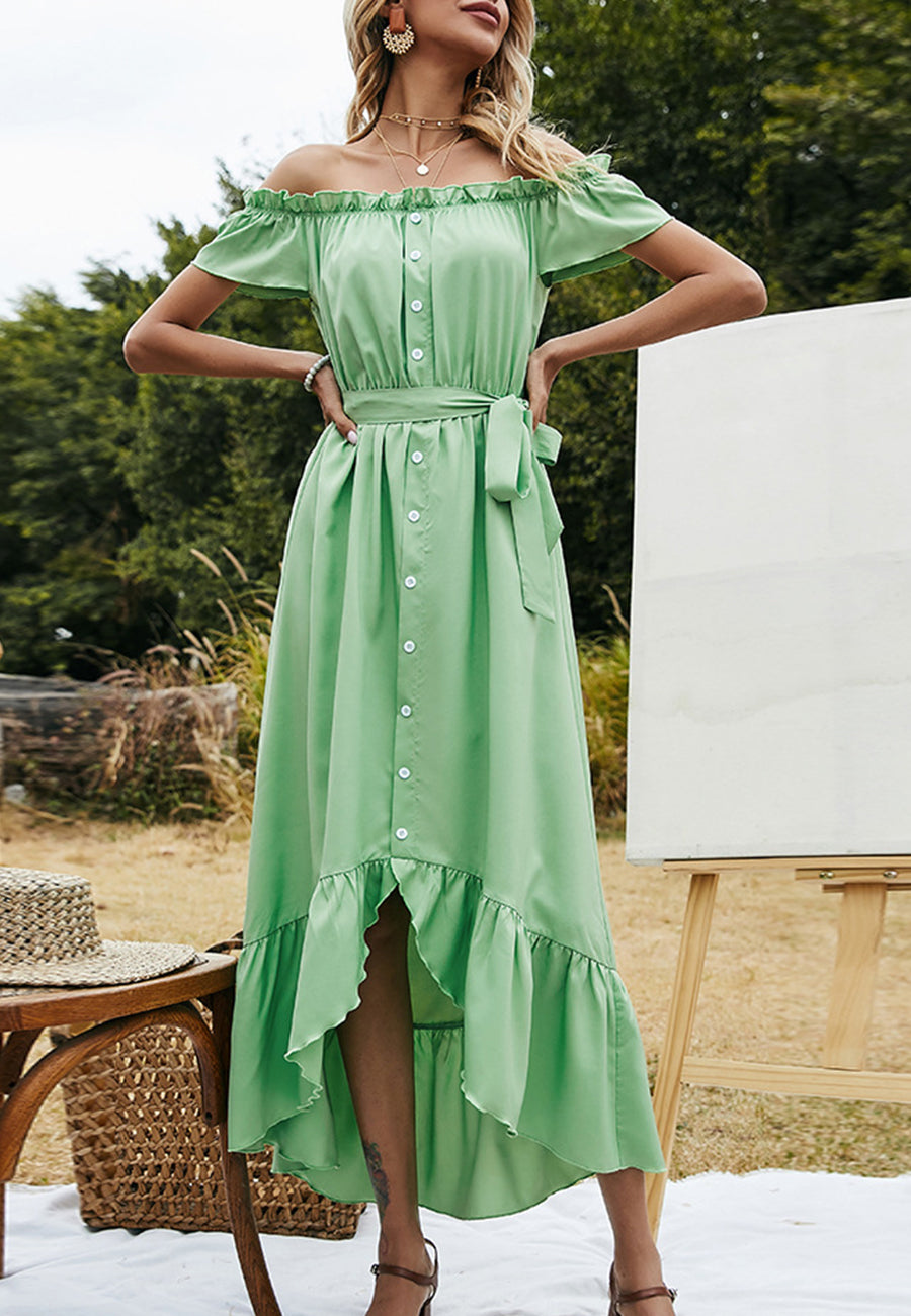 Vestido de verano con cinturón y hombros descubiertos