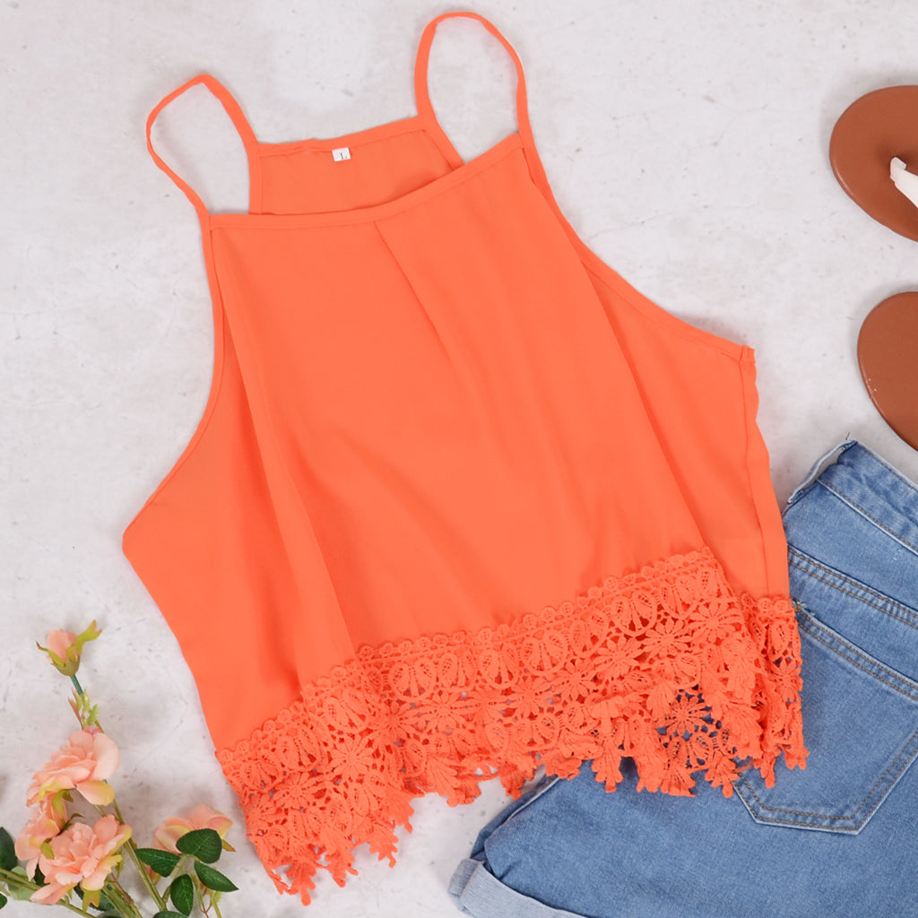 Top halter con dobladillo de encaje de crochet