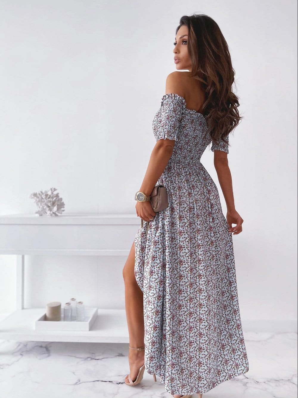 Vestido largo cruzado fruncido con hombros descubiertos