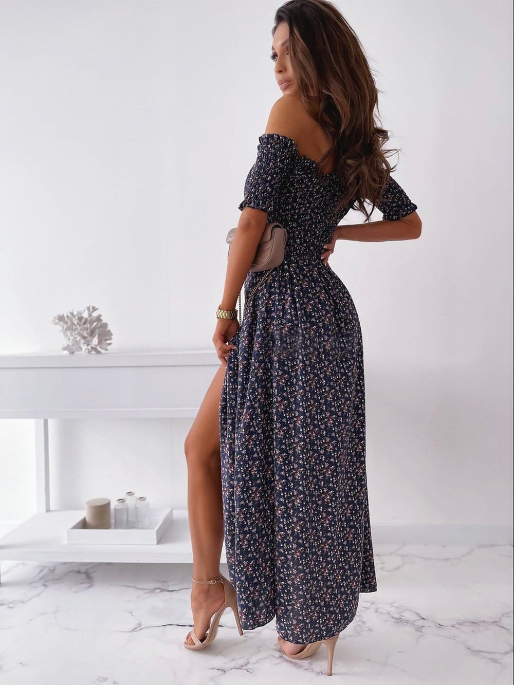 Vestido largo cruzado fruncido con hombros descubiertos