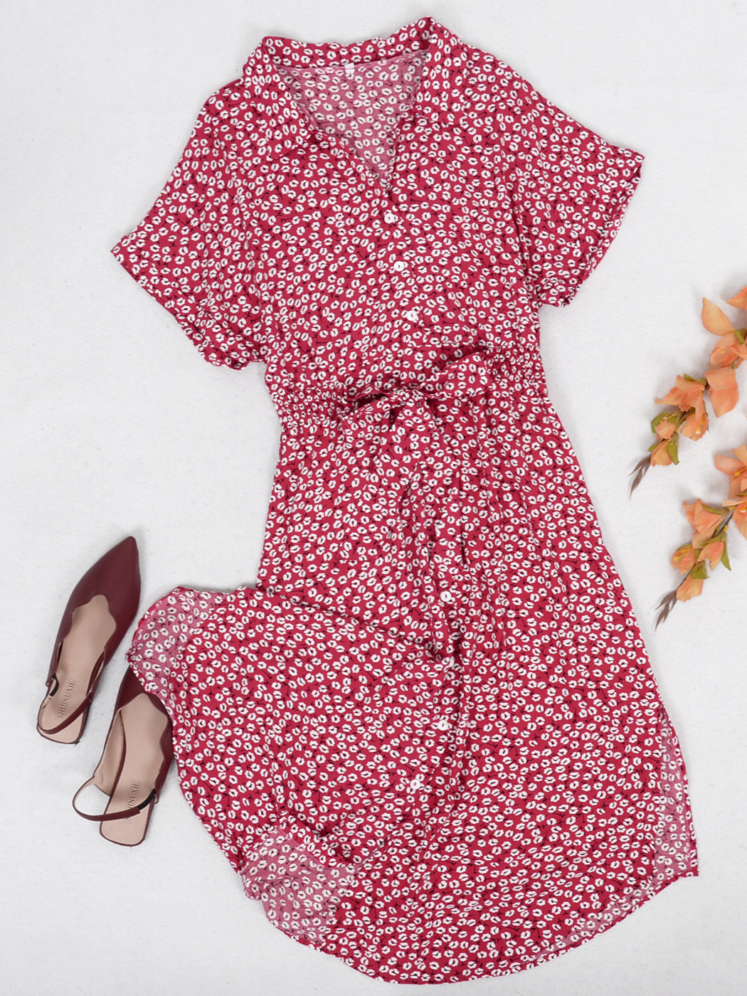 Vestido con cuello fruncido y botones de margaritas