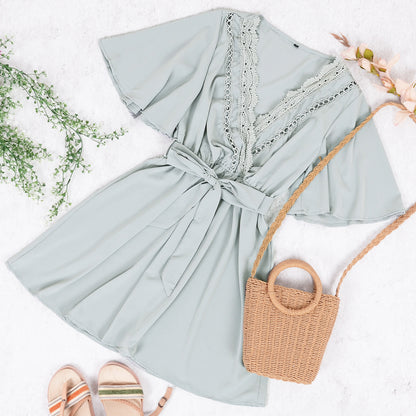 Vestido cruzado con ribete de encaje