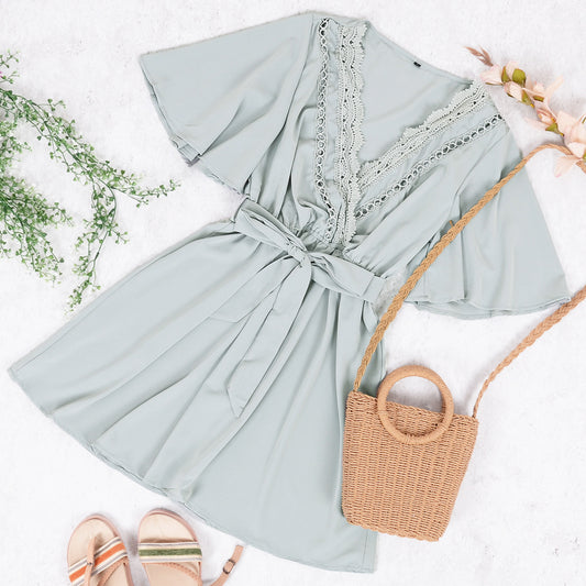 Vestido cruzado con ribete de encaje