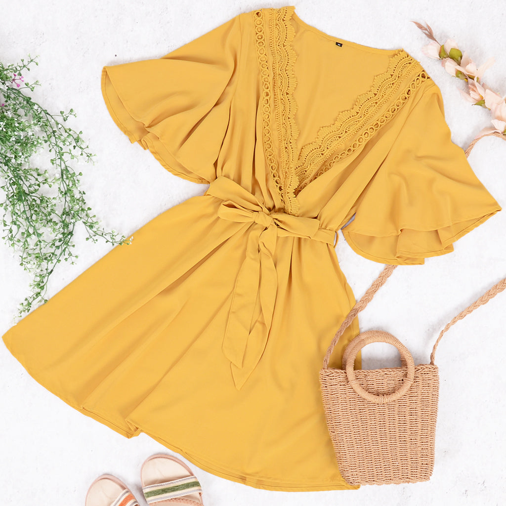 Vestido cruzado con ribete de encaje