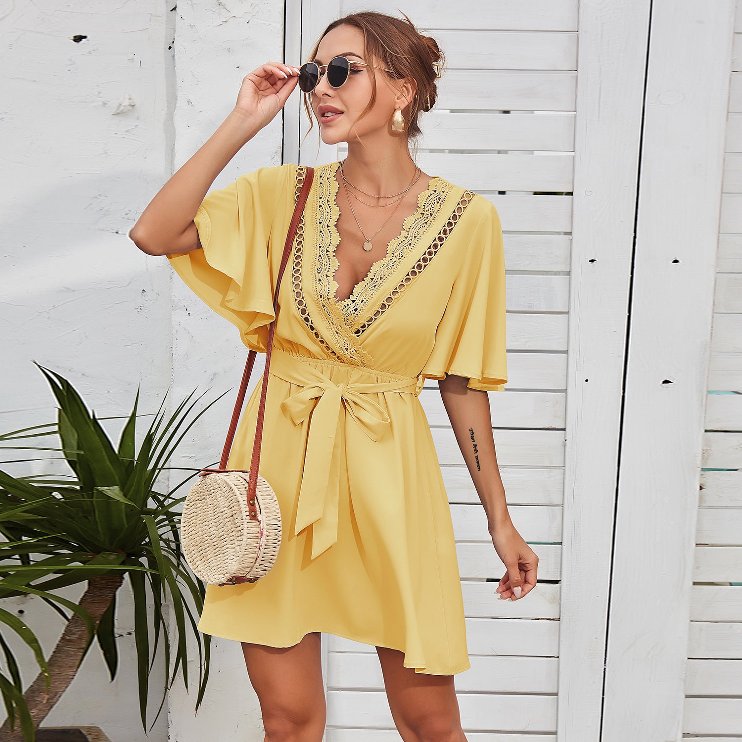 Vestido cruzado con ribete de encaje