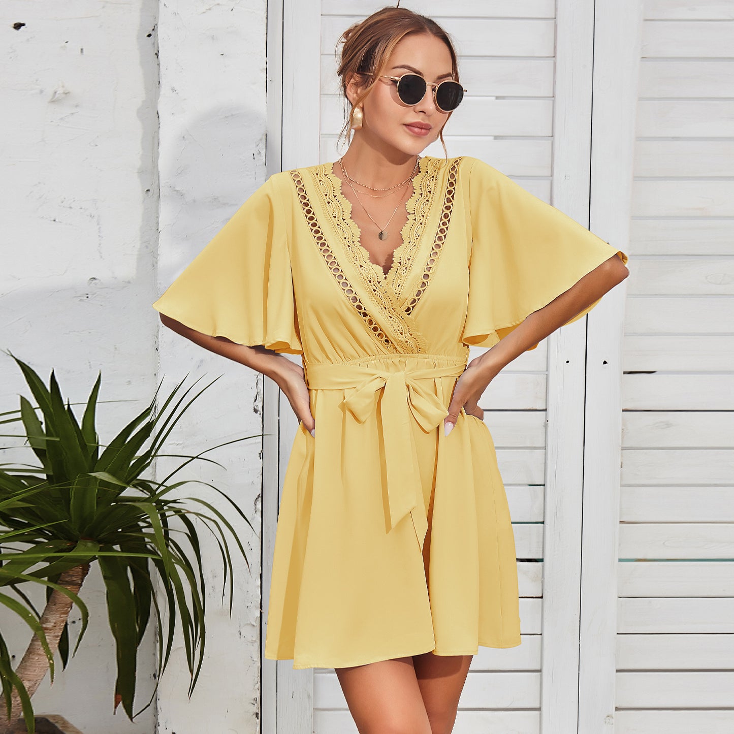 Vestido cruzado con ribete de encaje