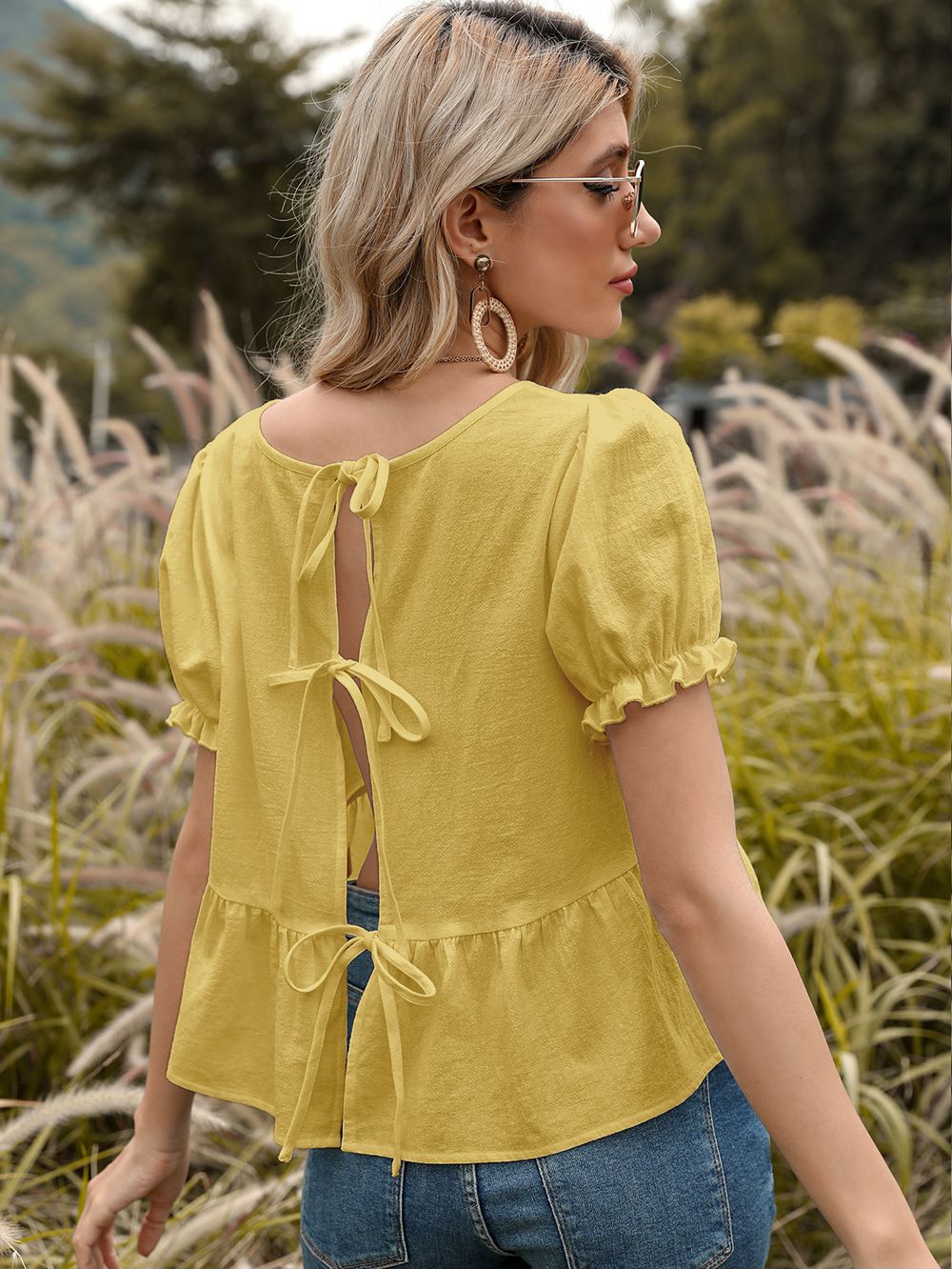 Blusa con lazo en la espalda y mangas abullonadas