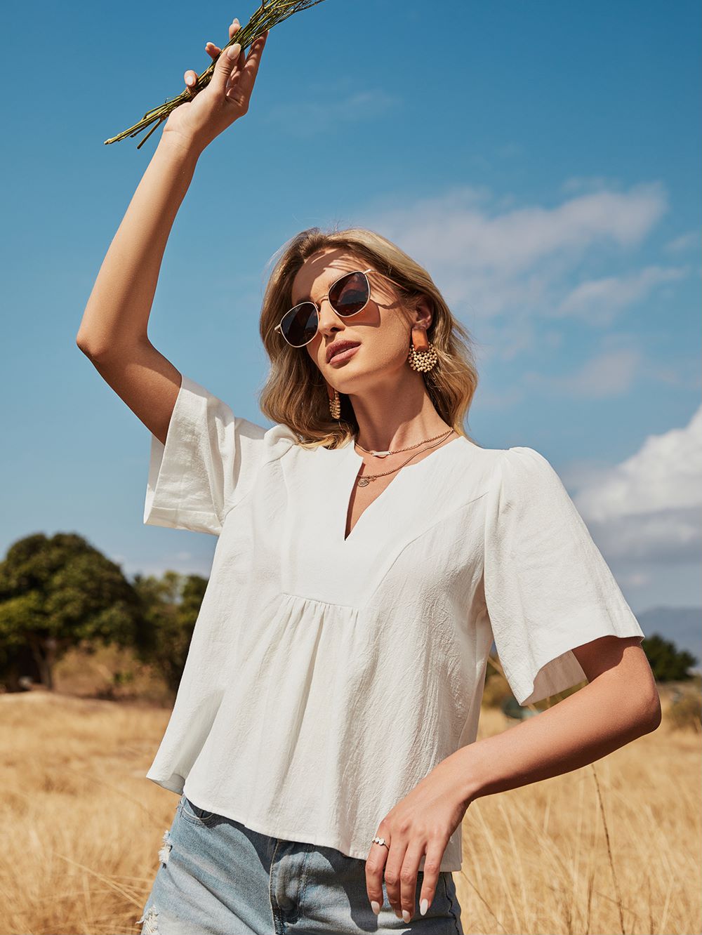 Blusa con escote en V y mangas abullonadas