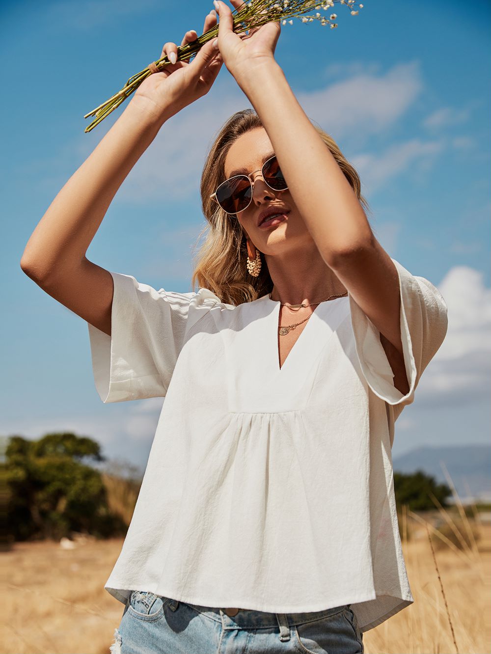 Blusa con escote en V y mangas abullonadas