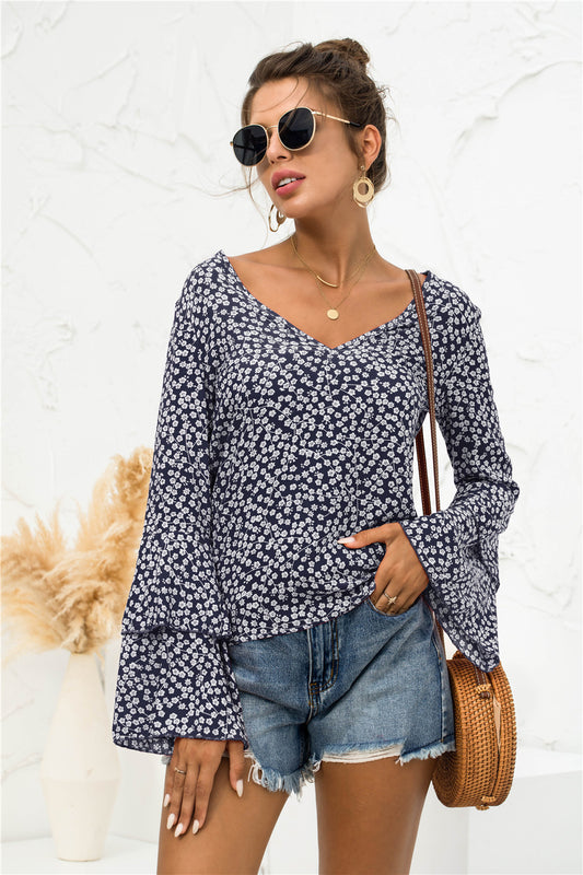 Blusa con escote en V y mangas acampanadas con margaritas suaves