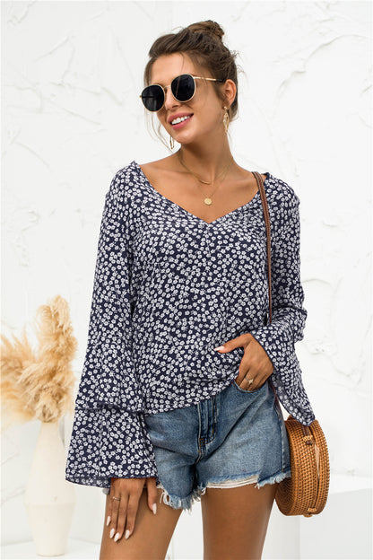 Blusa con escote en V y mangas acampanadas con margaritas suaves