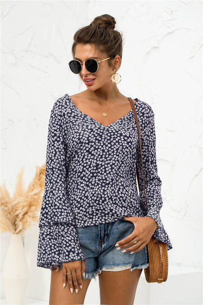 Blusa con escote en V y mangas acampanadas con margaritas suaves