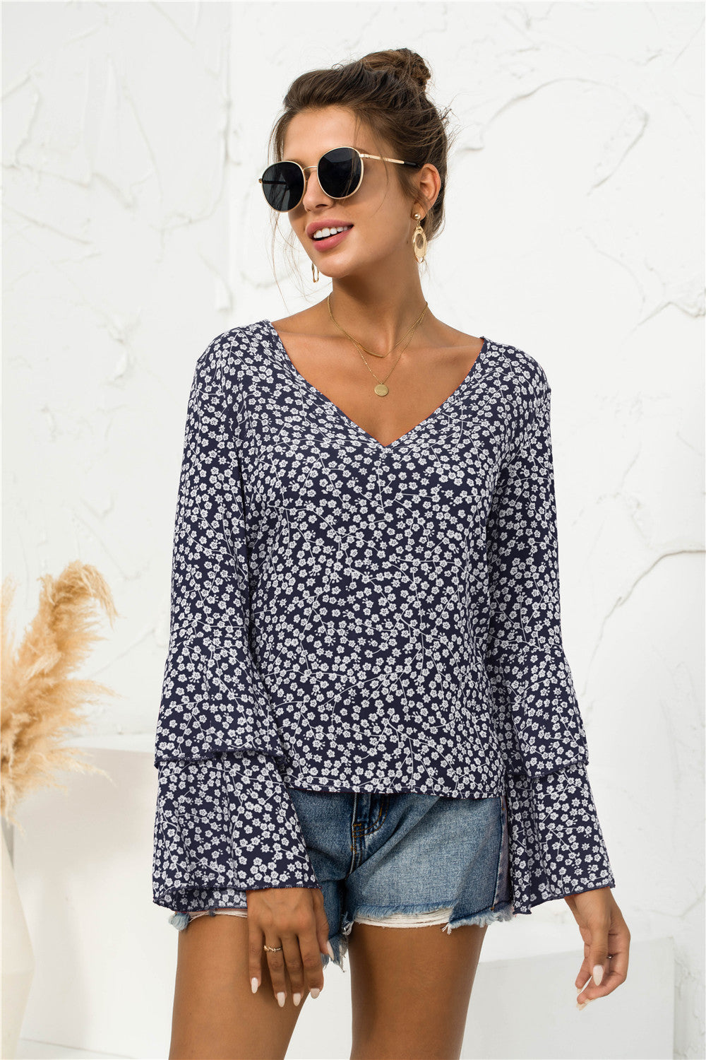 Blusa con escote en V y mangas acampanadas con margaritas suaves