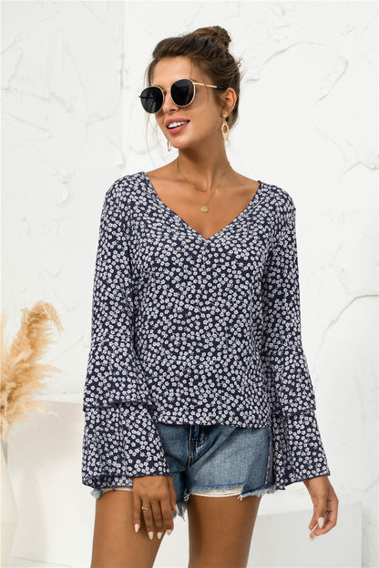 Blusa con escote en V y mangas acampanadas con margaritas suaves