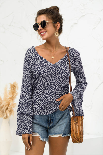 Blusa con escote en V y mangas acampanadas con margaritas suaves